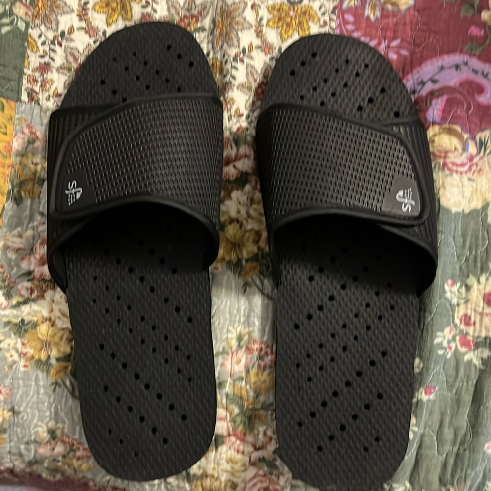 Men’s showaflops 13/14 black shower shoes never worn